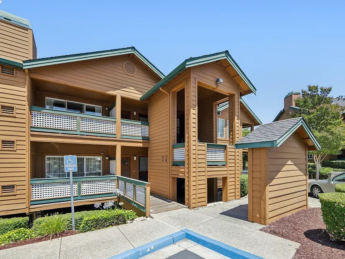 Luxurious 2 spacious bedroom condomonium/residential building